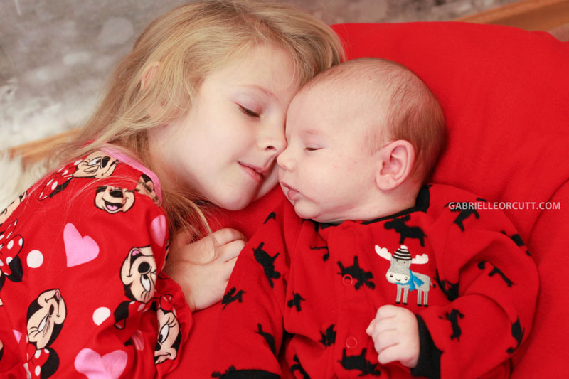 christmas-portraits-siblings-Gabrielle-Orcutt-Photography-